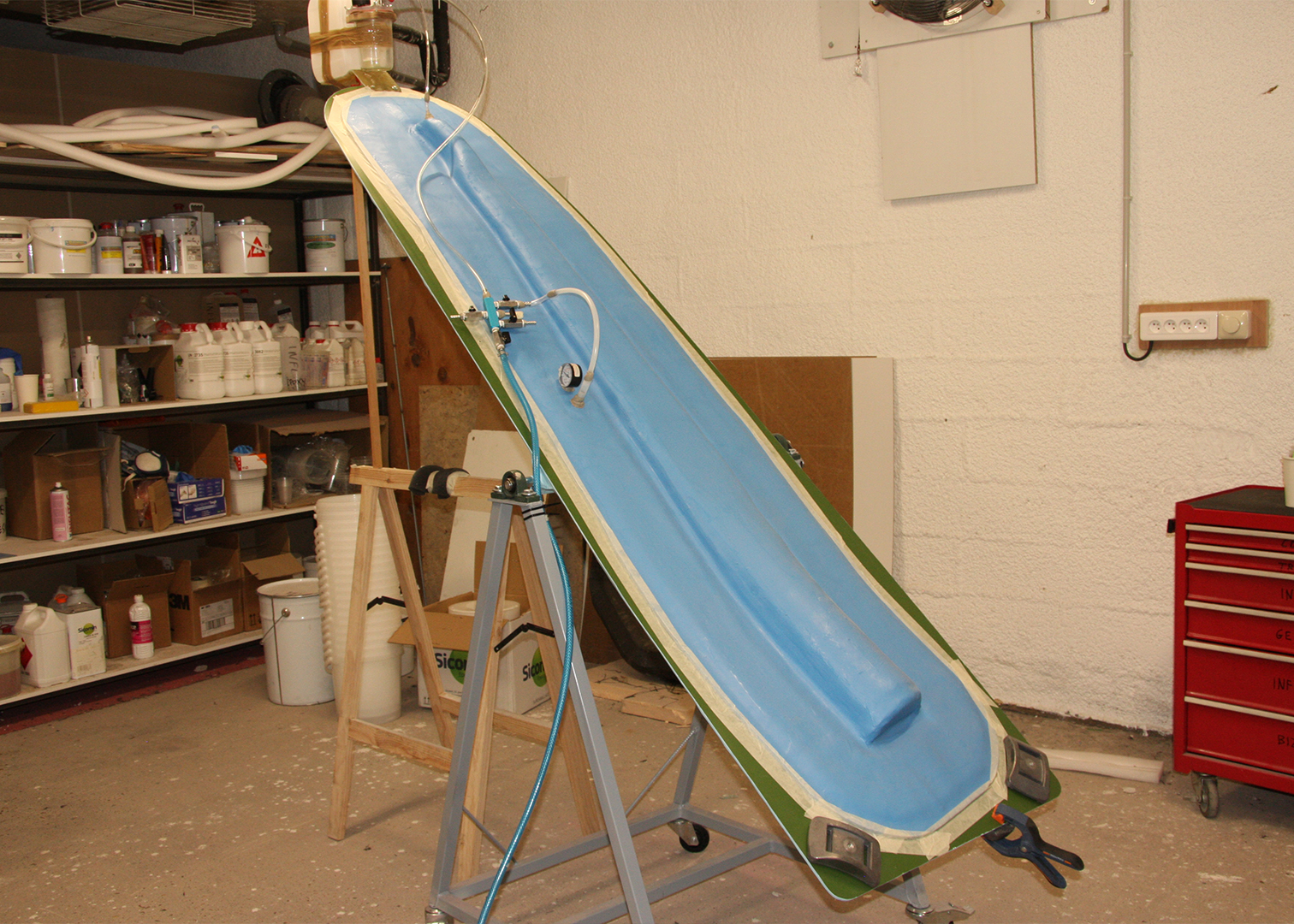 Etape d'imprégnation des plis de carbone dans la fabrication d'un bras.